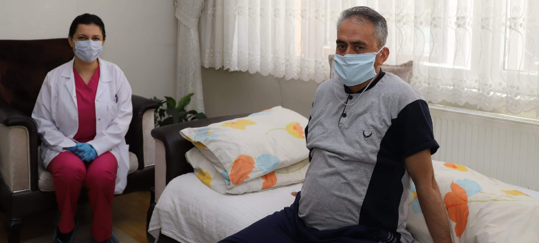 İstanbul'da Yaşayan ve Koronavirüsle Mücadele Eden Meslektaşımızın Ameliyat Olan Babasını Ziyaret Ettik.